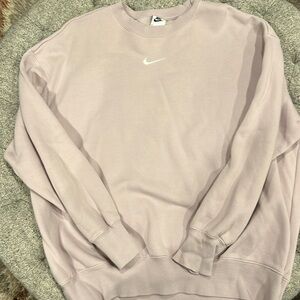 EUC Women’s  Nike crewneck sweatshirts size medium. Worn once!